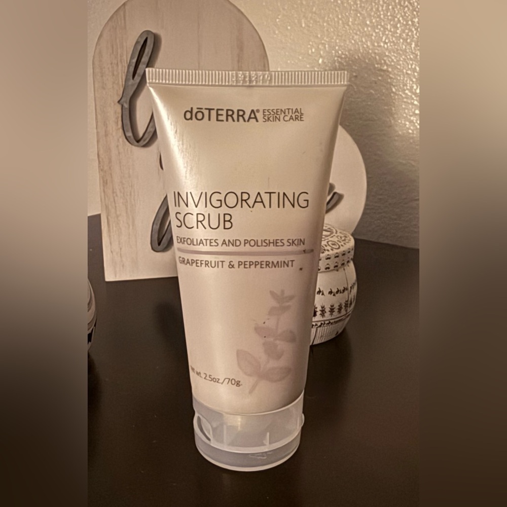 dōTERRA Invigorating Body Scrub | Grapefruit & Peppermint Exfoliating Scrub - Picture 2 of 3
